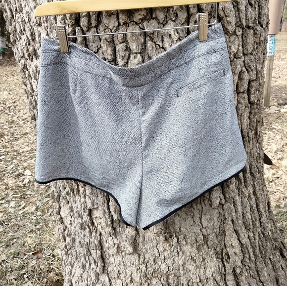 ⬇️ Price Drop!⬇️Barney's New York Dress Shorts in size 6 - Picture 2 of 4